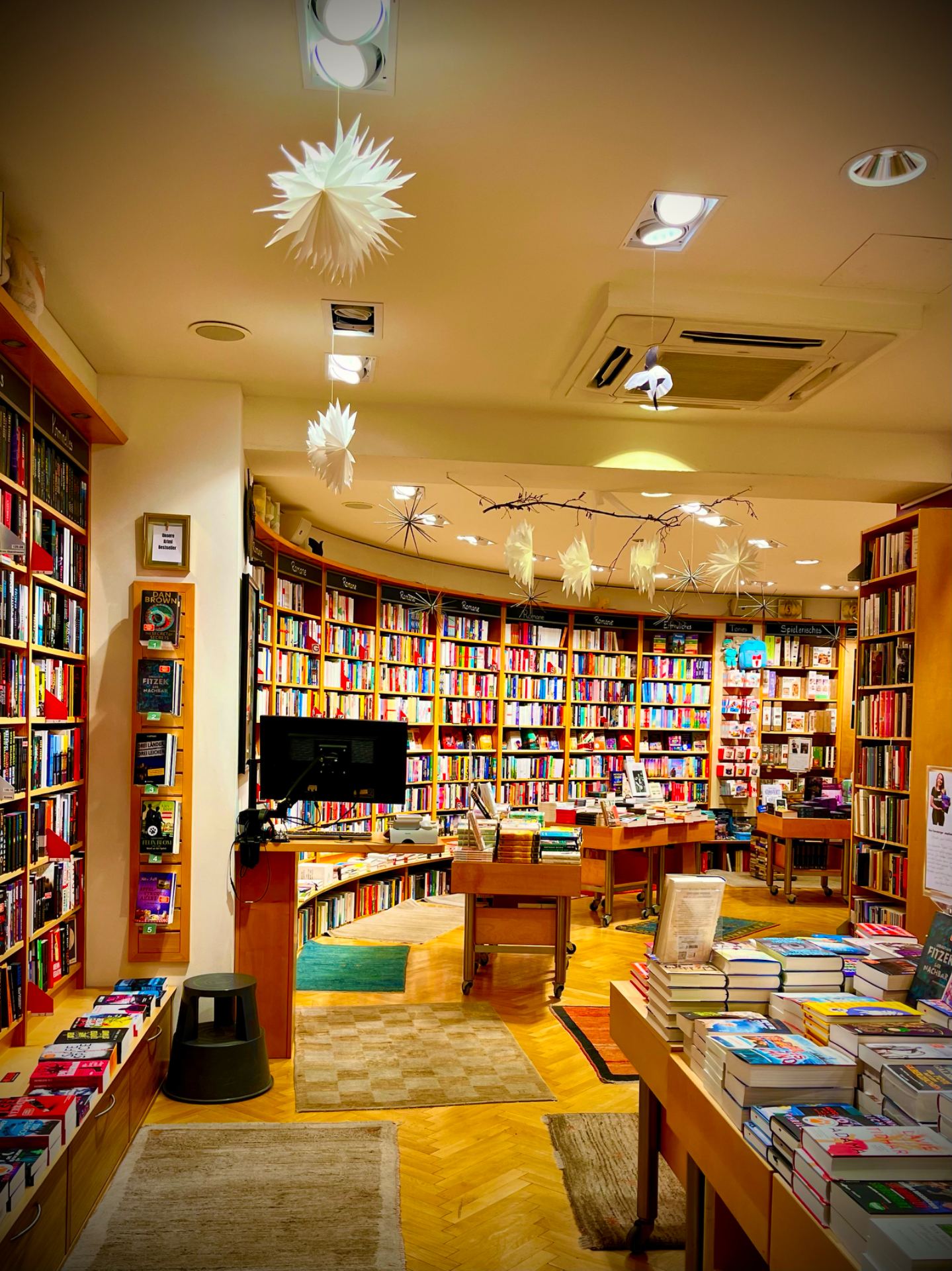 mit einer riesigen Auswahl an Büchern